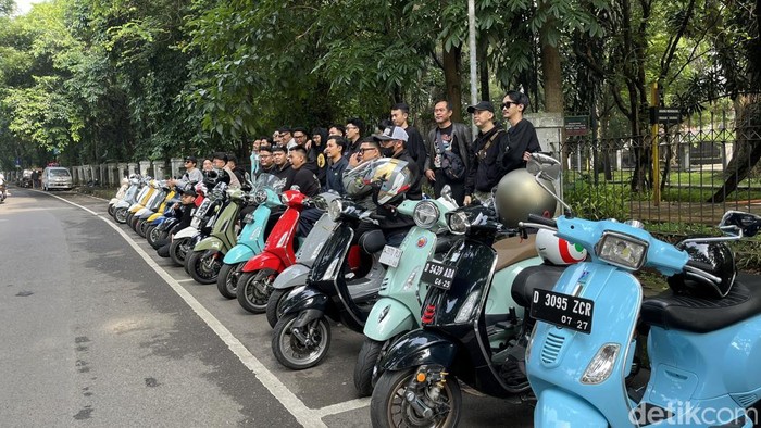 Vespa-vespa nyentrik hasil modifikasi, milik para anggota MoVe Bandung.