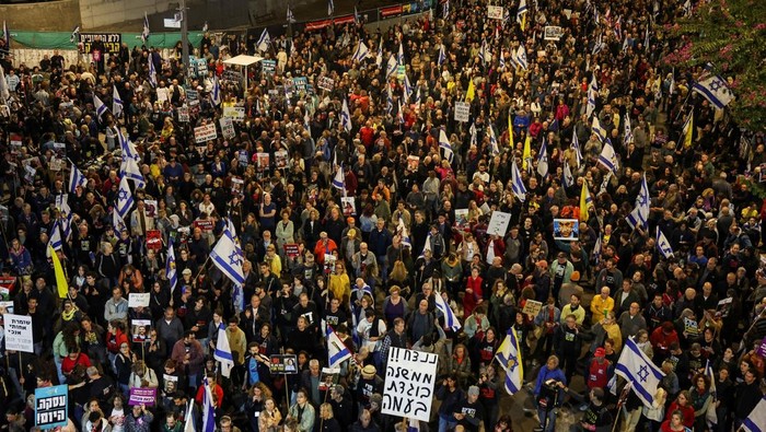 Warga Israel Tuntut Pertukaran Tahanan dengan Hamas Israelis protest against the government and to show support for the hostages who were kidnapped during the deadly October 7 2023 attack, amid the ongoing conflict in Gaza between Israel and Hamas, in Tel Aviv, Israel November 30, 2024. REUTERS/Ronen Zvulun