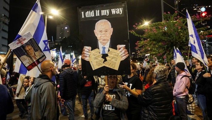 Warga Israel Tuntut Pertukaran Tahanan dengan Hamas Israelis protest against the government and to show support for the hostages who were kidnapped during the deadly October 7 2023 attack, amid the ongoing conflict in Gaza between Israel and Hamas, in Tel Aviv, Israel November 30, 2024. REUTERS/Ronen Zvulun