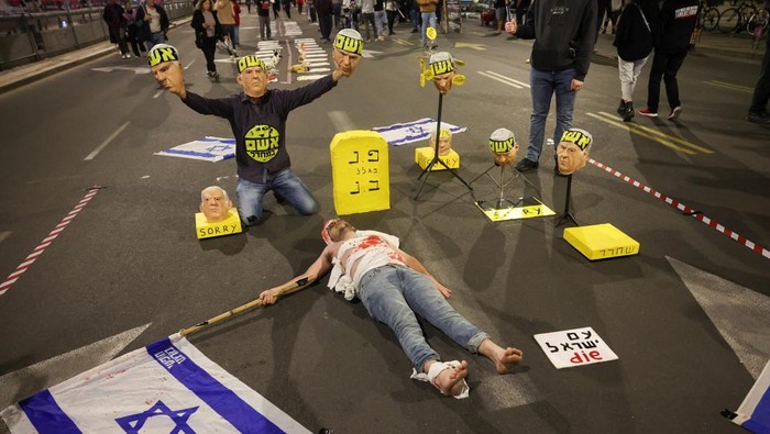 Warga Israel Tuntut Pertukaran Tahanan dengan Hamas Israelis protest against the government and to show support for the hostages who were kidnapped during the deadly October 7 2023 attack, amid the ongoing conflict in Gaza between Israel and Hamas, in Tel Aviv, Israel November 30, 2024. REUTERS/Ronen Zvulun