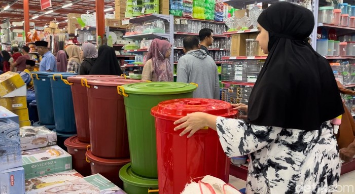Warga Kecamatan Medan Johor berburu ember air di Swalayan