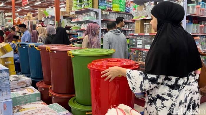 Warga Kecamatan Medan Johor berburu ember air di Swalayan