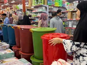 Pipa PDAM Rusak, Warga Medan Pusing Cari Air-Borong Ember demi Tampung Hujan