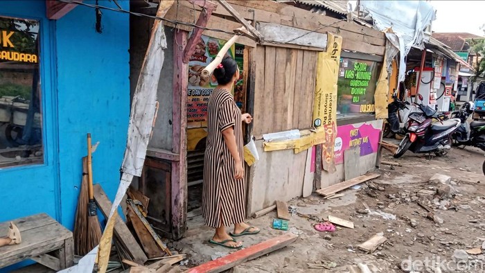 Warung Ika Hancur Diseruduk Truk di Sukabumi