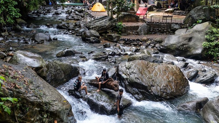Sejumlah wisatawan bermain air di Curug Leuwi Mangrod, Desa Cibojong, Padarincang, Kabupaten Serang, Banten, Minggu (1/12/2024). Destinasi yang aliran airnya bersumber dari mata air Gunung Aseupan tersebut menawarkan berbagai wahana aktivitas luar ruangan yang berpotensi menjadi destinasi wisata unggulan dan dapat meningkatkan kunjungan pariwisata serta perekonomian masyarakat di kawasan itu. ANTARA FOTO/Putra M. Akbar/gp/YU