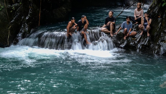 Sejumlah wisatawan bermain air di Curug Leuwi Mangrod, Desa Cibojong, Padarincang, Kabupaten Serang, Banten, Minggu (1/12/2024). Destinasi yang aliran airnya bersumber dari mata air Gunung Aseupan tersebut menawarkan berbagai wahana aktivitas luar ruangan yang berpotensi menjadi destinasi wisata unggulan dan dapat meningkatkan kunjungan pariwisata serta perekonomian masyarakat di kawasan itu. ANTARA FOTO/Putra M. Akbar/gp/YU