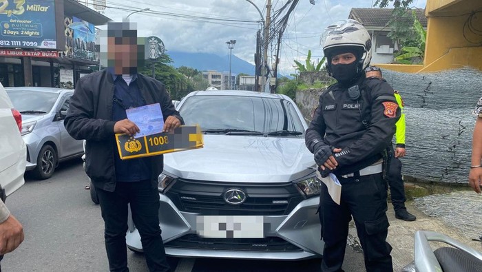 Wisatawan pakai pelat palsu Polri di Puncak