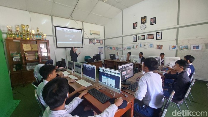 Witri Erdiawati SR (30), guru berbahasa isyarat dari SLBN Cicendo Bandung.