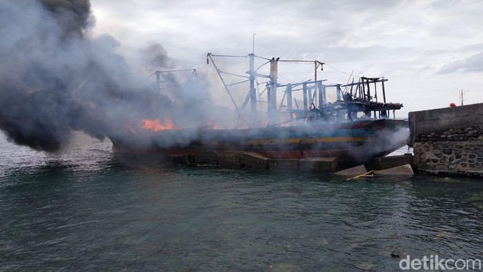 2 kapal penangkap ikan di Banyuwangi terbakar