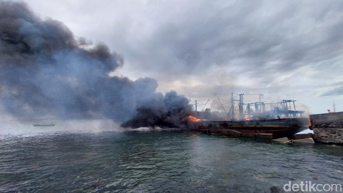 2 kapal penangkap ikan di Banyuwangi terbakar