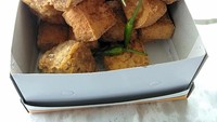Kalau ini Tahu Sumedang Pak Dedy di Jalan Raya Cirendeu Nomor 21. Ada varian tahu polos/pong dan tahu campur. Harganya di aplikasi ojek online Rp 30 ribu untuk 20 buah tahu pong. Foto: Edy Surono