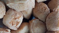 Meski hanya di gerobakan, gorengan tahu Sumedang Hj Samali di Pejaten Barat laris manis. Tahu Sumedang dijual Rp 1.600 per buah di aplikasi ojek online. Ada juga pilihan tempe krispy, bakwan, dan singkong. Foto: Aneka Gorengan Tahu Sumedang Hj Samali