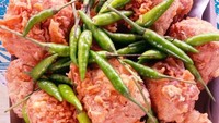 Di kawasan Gandul, tepatnya Jalan Bukit Cinere Kavling Nomor 133C ada penjual tahu Sumedang enak. Tersedia varian tahu polos dan tahu isi. Harganya di aplikasi ojek online mulai dari Rp 25 ribu per 16 buah. Foto: Tahu Sumedang - Gandul