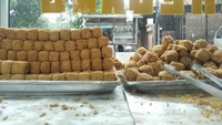 Dijajakan kaki lima di Jalan Cikajang Nomor 26, Tahu Sumedang juga menawarkan tahu goreng enak bersama tempe goreng. Selain tahu kopong, ada juga pilihan tahu isi. Foto: Tahu Sumedang