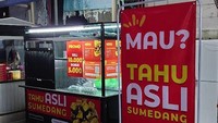 Tahu ASLI Sumedang Benteyummy bisa ditemui di Bekasi. Tepatnya di Jalan Marrakash Square Nomor 31. Harga per buahnya Rp 1.000. Ada juga pelengkap lontong oncom/kentang seharga Rp 3 ribu. Foto: Tahu ASLI Sumedang Benteyummy