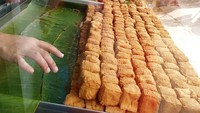 Di Depok ada penjual tahu Sumedang terkenal enak. Terbukti dari ratingnya yang tinggi di Google. Namanya Tahu Sumedang Cipta Sari di Jalan RRI Kampung Serap. Harga per buah sekitar Rp 2 ribu. Ada juga lontong polos, isi oncom, dan isi sayur. Foto: IC Chanel68