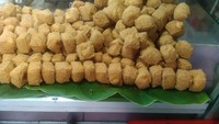 Tahu Sumedang Sari Mandiri bisa disambangi di Jalan Raya Mabes Hankam Nomor 21, Jakarta Timur. Tersedia varian tahu polos dan isi sayuran. Ada juga bacang daging sapi. Harga di aplikasi ojek online, 10 biji tahu plus 1 bacang Rp 19 ribu. Foto: Wawan gunawan Gunawan