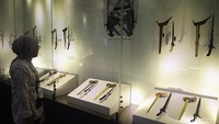 Ada sekitar 200 koleksi keris dipamerkan yang terdiri dari Rumpun keris Jawa dan Madura (Jawa Timur, Solo, Yogyakarta, Sunda, Cirebon, dan Banten), Rumpun keris Melayu (seluruh Sumatera hingga Semenanjung Melayu), Rumpun Bugis Makassar (seluruh Sulawesi dan Kalimantan, Sumba dan Sumbawa) serta Rumpun keris Bali dan Lombok.  