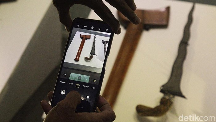 200 Keris Nusantara Dipamerkan di Museum Nasional Jakarta Pengunjung mengamati keris yang ditampilkan dalam pameran Pesona Keris Nusantara 2024 di Museum Nasional, Jakarta. Pameran yang menampilkan 200 jenis keris dari berbagai daerah di Indonesia tersebut dilaksanakan sebagai pelestarian budaya nusantara serta menjadikan senjata keris sebagai simbol identitas negara Indonesia di mata dunia. Pameran berlangsung hingga 31 Desember 2024.