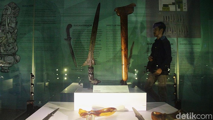 Pengunjung mengamati keris yang ditampilkan dalam pameran Pesona Keris Nusantara 2024 di Museum Nasional, Jakarta. Pameran yang menampilkan 200 jenis keris dari berbagai daerah di Indonesia tersebut dilaksanakan sebagai pelestarian budaya nusantara serta menjadikan senjata keris sebagai simbol identitas negara Indonesia di mata dunia. Pameran berlangsung hingga 31 Desember 2024.