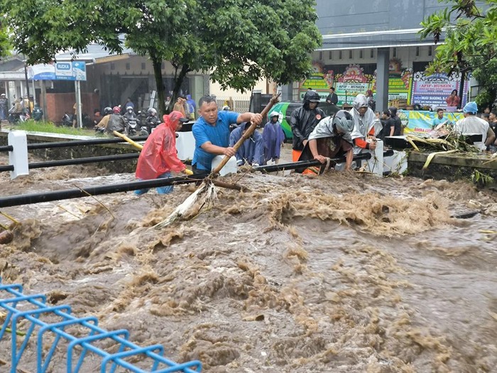 Air sungai di Wonosobo meluap hingga menggenangi jalur Wonosobo-Dieng dan merendam sejumlah rumah warga, Senin (2/12/2024) sore.