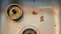 Seorang istri meminta tolong kepada suaminya untuk langsung mencuci wadah bekas makan sereal. Tanpa keraguan, suaminya langsung menumpahkan sisa sereal hingga membuat sumbatan pada tempat cuci piring. Foto: Bored Panda