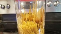 Meminta tolong suaminya untuk mengisi ulang stok pasta, ada istri yang dibuat kesal. Gegara stoplesnya tak cukup tinggi suaminya memilih untuk mematahkan pasta istrinya. Foto: Bored Panda