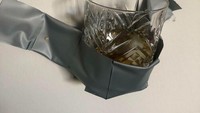 Tak ingin bolak-balik mengambil minum dari meja, ada seorang pria yang terlalu kreatif. Ia membawa serta gelas dan perekat ke kamar sampai membuat kantung untuk gelasnya sendiri. Foto: Bored Panda