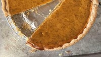 Melihat pie milik istrinya, seorang suami tak sabar memintanya. Setelah mendapat izin ia memotong pie seenaknya sampai membuat istrinya kesal. Foto: Bored Panda