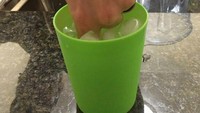 Bersenang hati setelah dibuatkan minuman yang menyegarkan, bapak-bapak ini tak henti memberi kejutan pada istrinya. Ketika meminta sendok untuk mengaduk minumannya, ia malah memasukkan jari ke dalam gelas. Foto: Bored Panda