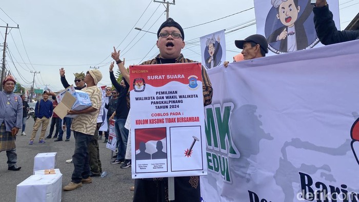Aksi kotak kosong di depan KPU Pangkalpinang.