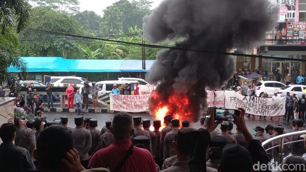 Aksi massa menolak hasil Pilkada Kota Tasikmalaya.