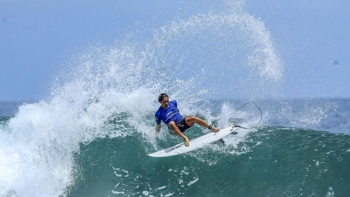 Dua peselancar beraksi saat bertanding pada Kejuaraan Surfing Internasional World Surf League (WSL) Manokwari Pro QS 1000 di Pantai Petrus Kafiar Amban, Manokwari, Papua Barat, Minggu (1/12/2024). Kejuaraan tersebut diikuti sebanyak 40 atlet Internasional dari berbagai negara seperti Jepang, Australia, Perancis, Amerika, Inggris, Spanyol, dan Malaysia pada kategori putra, putri, dan junior pro level di 20 tahun. ANTARA FOTO/Chairil Indra/agr