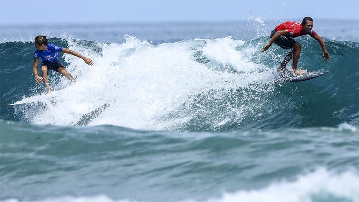Dua peselancar beraksi saat bertanding pada Kejuaraan Surfing Internasional World Surf League (WSL) Manokwari Pro QS 1000 di Pantai Petrus Kafiar Amban, Manokwari, Papua Barat, Minggu (1/12/2024). Kejuaraan tersebut diikuti sebanyak 40 atlet Internasional dari berbagai negara seperti Jepang, Australia, Perancis, Amerika, Inggris, Spanyol, dan Malaysia pada kategori putra, putri, dan junior pro level di 20 tahun. ANTARA FOTO/Chairil Indra/agr