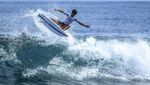 Aksi Peselancar Taklukkan Ombak di Pantai Petrus Kafiar Amban Manokwari