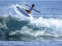 Aksi Peselancar Taklukkan Ombak di Pantai Petrus Kafiar Amban Manokwari