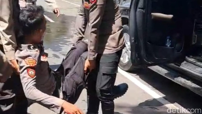 Anggota polisi terluka saat demo ricuh peringatan Hari Papua Merdeka di Kota Makassar.