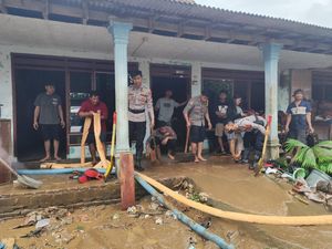Polres Blitar Gerak Cepat Bantu Warga Terdampak Banjir Bandang