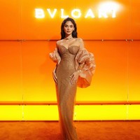 Miss Universe 2015 Pia Wurtzbach ultra-glamor mengenakan gaun strapless berwarna keemasan dengan sentuhan sheer glittering. Gaun ini memiliki siluet fitted yang menonjolkan lekuk tubuhnya, dilengkapi detail payet berkilauan yang menambah kesan mewah. Foto: Instagram