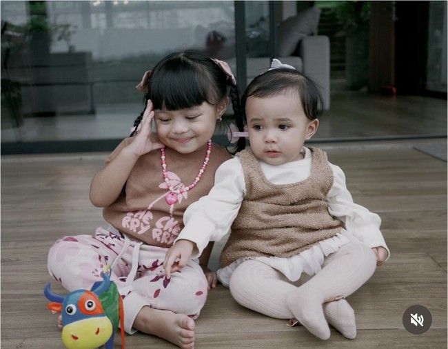 Tak hanya berdua, kedua putri mereka, Ameena dan Azura juga terlihat ikut. Dari foto yang terlihat kedua putri Atta dan Aurel itu tampil kompak mengenakan busana bernuansa coklat. Foto: Instagram/@attahailintar