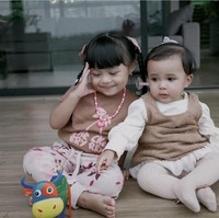 Tak hanya berdua, kedua putri mereka, Ameena dan Azura juga terlihat ikut. Dari foto yang terlihat kedua putri Atta dan Aurel itu tampil kompak mengenakan busana bernuansa coklat. Foto: Instagram/@attahailintar