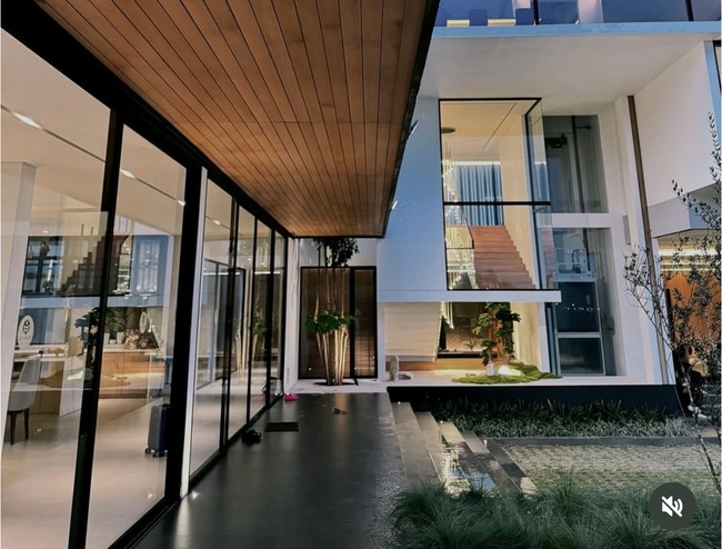 Dari foto yang dibagikan terlihat villa tempat menginap Atta dan Aurel tampak begitu mewah. Terdiri dari beberapa lantai, villa bergaya ala Jepang itu didominasi warna coklat, hitam, dan putih. Foto: Instagram/@attahailintar