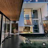 Dari foto yang dibagikan terlihat villa tempat menginap Atta dan Aurel tampak begitu mewah. Terdiri dari beberapa lantai, villa bergaya ala Jepang itu didominasi warna coklat, hitam, dan putih. Foto: Instagram/@attahailintar