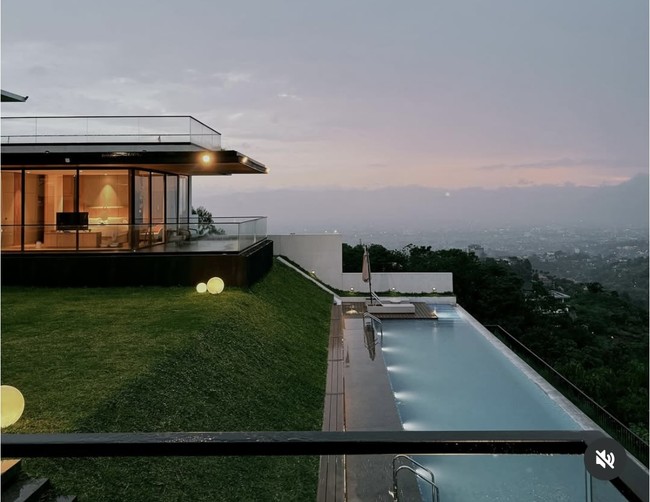 Villa tersebut juga dilengkapi dengan kolam renang outdoor yang cukup luas. Melansir Bandunggo.id, villa tersebut dibandrol seharga Rp15 juta per malam saat akhir pekan. Foto: Instagram/@attahailintar