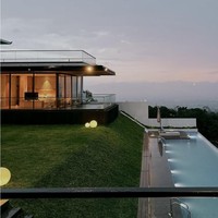 Villa tersebut juga dilengkapi dengan kolam renang outdoor yang cukup luas. Melansir Bandunggo.id, villa tersebut dibandrol seharga Rp15 juta per malam saat akhir pekan. Foto: Instagram/@attahailintar