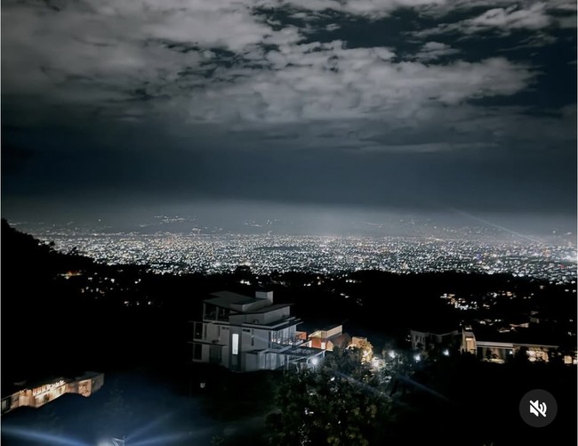 Terletak di atas bukit, villa tempat penginapan Atta dan Aurel menyuguhkan pemandangan kota yang begitu indah, terutama saat malam hari, seperti yang terlihat dalam foto. Foto: Instagram/@attahailintar