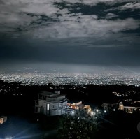 Terletak di atas bukit, villa tempat penginapan Atta dan Aurel menyuguhkan pemandangan kota yang begitu indah, terutama saat malam hari, seperti yang terlihat dalam foto. Foto: Instagram/@attahailintar
