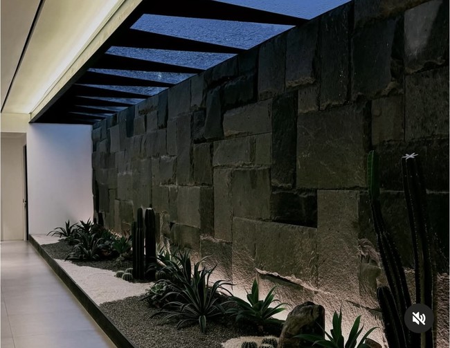 Bagian dalam villa juga terlihat Instagrammable dan asri dengan tumbuh-tumbuhan hijau. Foto: Instagram/@attahailintar