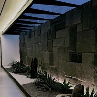 Bagian dalam villa juga terlihat Instagrammable dan asri dengan tumbuh-tumbuhan hijau. Foto: Instagram/@attahailintar