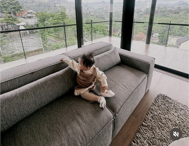 Dengan pintu-pintu kaca yang mengarah ke luar membuat villa tersebut semakin terlihat mewah dan nyaman. Diketahui villa tersebut memiliki 5 kamar tidur dan mampu menampung sekitar 17 orang. Foto: Instagram/@attahailintar